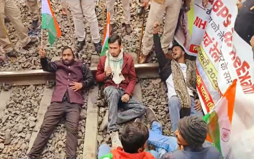 बिहार बंद: पप्पू यादव के समर्थकों ने रोकी ट्रेन, पटरी पर हंगामा