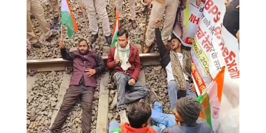 बिहार बंद: पप्पू यादव के समर्थकों ने रोकी ट्रेन, पटरी पर हंगामा