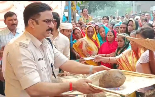 एसपी अजय कुमार ने छठ व्रतियों को बांटी पूजन सामग्री, भक्तों में खुशी की लहर