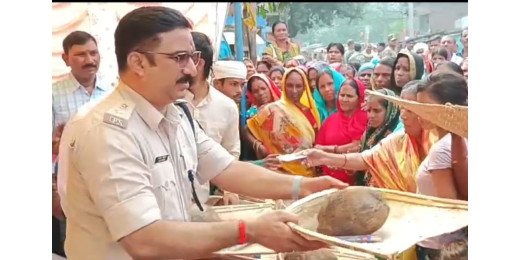 एसपी अजय कुमार ने छठ व्रतियों को बांटी पूजन सामग्री, भक्तों में खुशी की लहर