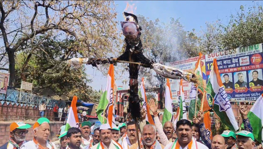 लखीसराय में सीएम नीतीश कुमार का पुतला दहन, राष्ट्रगान अपमान मामले में कांग्रेस का जोरदार विरोध 