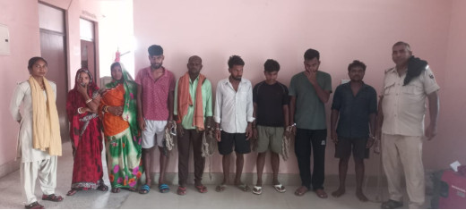 दो महिला सहित तीन धंधेबाज व 5 नशेड़ी गिरफ्तार 