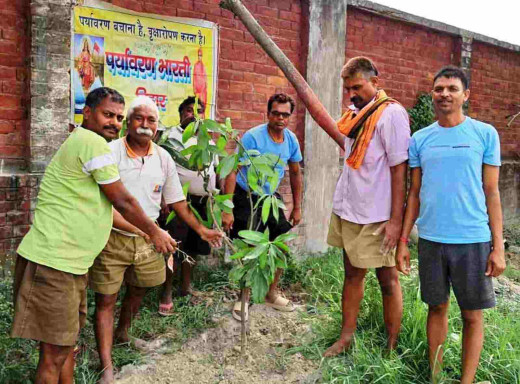 गंगा दशहरा पर पर्यावरण भारती द्वारा किया गया वृक्षारोपण