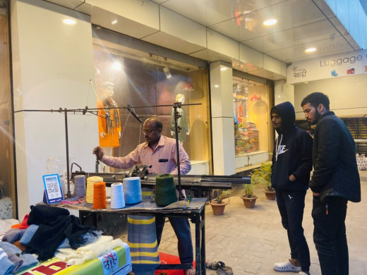 खादी मॉल में स्वेटर बुनाई का लाइव डेमो और प्रशिक्षण सत्र का आयोजन