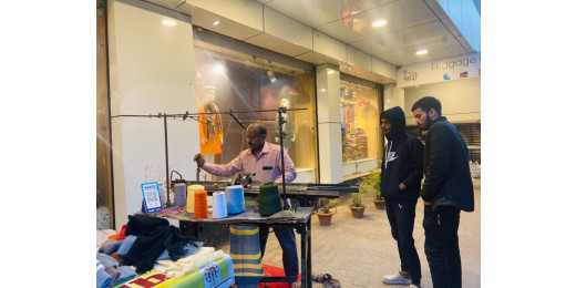 खादी मॉल में स्वेटर बुनाई का लाइव डेमो और प्रशिक्षण सत्र का आयोजन