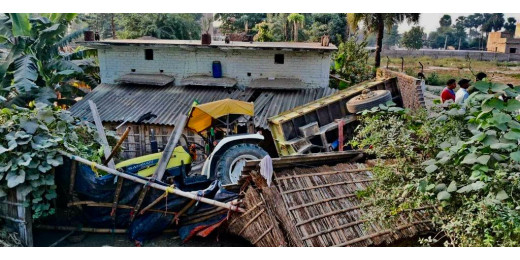 सड़क किनारे मकान पर पलट गया बालू लोड ट्रैक्टर, दो लोग घायल, महिला की हालत गंभीर
