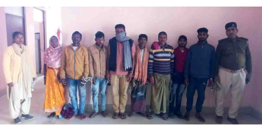 अवैध शराब पीने एवं बेचने के मामले में 8 गिरफ्तार