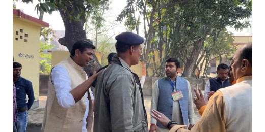 तिरहुत स्नातक उपचुनाव: एनडीए प्रत्याशी अभिषेक झा और महागठबंधन समर्थित गोपी किशन एक साथ दिखे मतदान बूथ पर