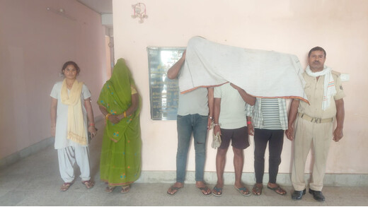 लखीसराय में महिला तस्कर समेत चार धराए, 35 लीटर शराब और बाइक जब्त  