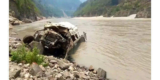 अलकनंदा नदी में गिरी तीर्थयात्रियों से भरी बस, 3 की मौत, 9 अब भी लापता