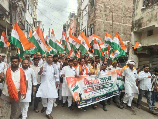 लखीसराय में 200 फीट लंबे तिरंगे के साथ निकली भव्य शोभा यात्रा, देशभक्ति के नारों से गूंजा शहर