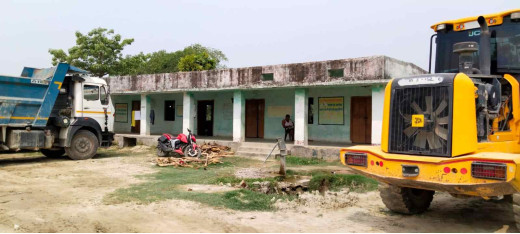 पूर्व सांसद के हाईस्कूल को संवेदक ने बनाया बेस कैंप, प्रबंधन समिति को नहीं है जानकारी 