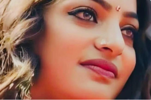 मोनालिसा ने स्टेज परफॉर्मेंस से पहले बोला आई लव यू