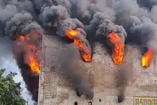 बवाना में फैक्ट्री में लगी भीषण आग, 22 दमकल गाड़ियां मौके पर, धुएं से मचा हड़कंप
