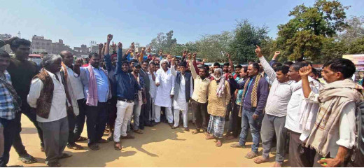 मंहगाई की मार झेल रहे ई-रिक्शा चालकों ने उठाई किराया बढ़ाने की मांग