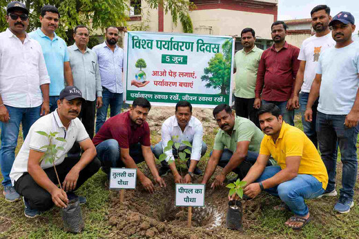पर्यावरण संरक्षण के लिए आगे आए खिलाड़ी और सामाजिक कार्यकर्ता, किया पौधारोपण