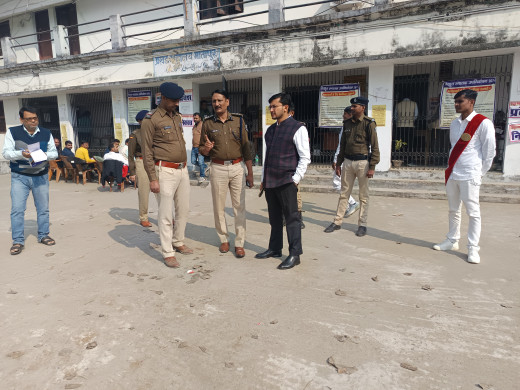 तिरहुत स्नातक उपचुनाव : जिलाधिकारी और एसएसपी ने मतदान केंद्रों का किया निरीक्षण, 12 बजे तक 16.95% मतदान