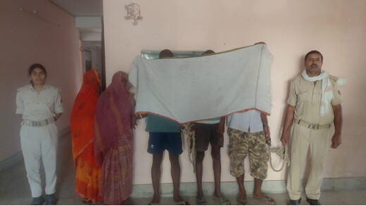 लखीसराय में मद्य निषेध पुलिस की छापेमारी, 217 लीटर चुलाई शराब के साथ धंधेबाज और पियक्कड़ गिरफ्तार