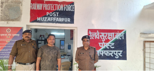 सप्तक्रांति एक्सप्रेस के स्टाफ को नशे में यात्रियों से अभद्र व्यवहार करने पर किया गया गिरफ्तार