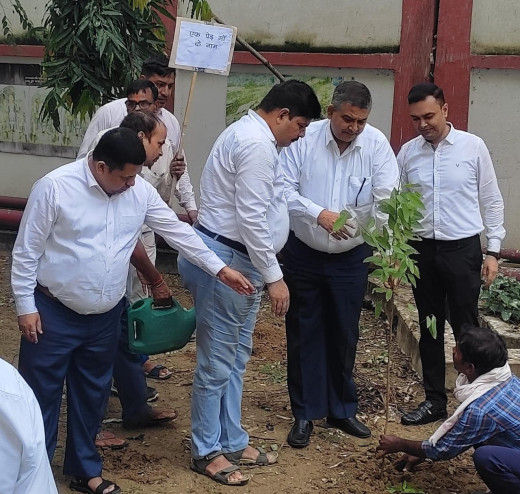 विश्व पर्यटन दिवस पर जिला न्यायालय परिसर में वृक्षारोपण कार्यक्रम आयोजित