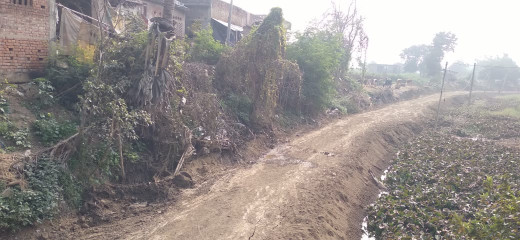 अमहरा में निर्माणाधीन सड़क पर सवाल, बारिश में जलमग्न होने का अंदेशा