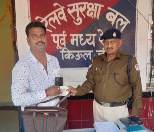आरपीएफ किऊल ने खोया हुआ पर्स किया सुपुर्द