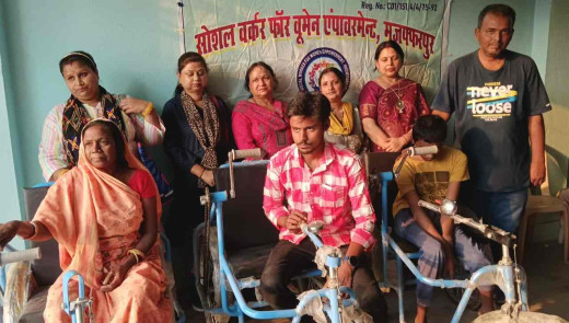सोशल वर्कर फॉर विमेन इंपावरमेंट ने जरूरतमंदों को दिया सहारा, तीन दिव्यांगों को मिली ट्राइसाइकिल
