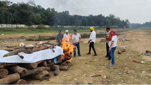 मुक्ति संस्था ने जुमार नदी तट पर 51 लावारिस शवों का सामूहिक अंतिम संस्कार किया