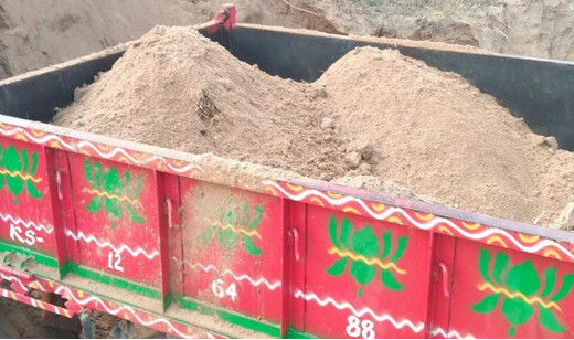 महिसोना से अवैध बालू लदा ट्रैक्टर जब्त, माफियाओं में हड़कंप