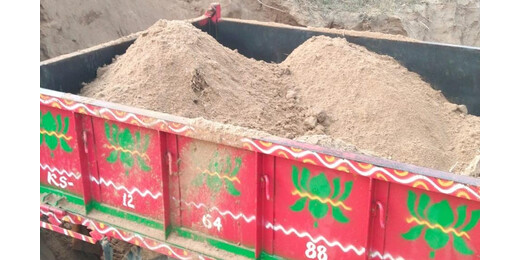 महिसोना से अवैध बालू लदा ट्रैक्टर जब्त, माफियाओं में हड़कंप