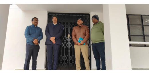 जिला निर्वाचन पदाधिकारी ने ईवीएम और वीवीपैट वेयर हाउस का किया निरीक्षण