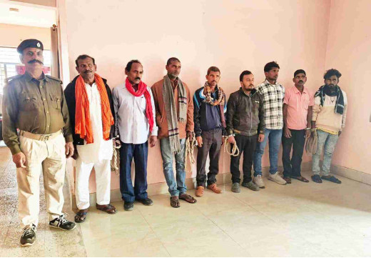 अवैध शराब मामले में 8 गिरफ्तार, एक बाईक जब्त