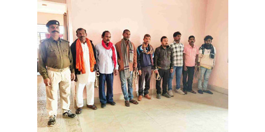 अवैध शराब मामले में 8 गिरफ्तार, एक बाईक जब्त