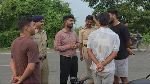 हेलमेट जांच अभियान, नियम उल्लंघन पर ₹1.56 लाख जुर्माना वसूला गया