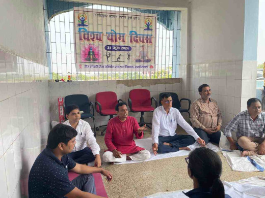 प्रातः काल करें योग, होगा स्वस्थ शरीर व स्वस्थ मन का विकास : सिविल सर्जन 
