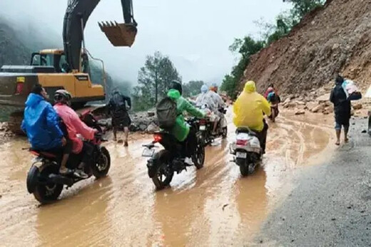 उत्तरकाशी में बादल फटने से तबाही, चारधाम यात्रा 24 घंटे के लिए स्थगित