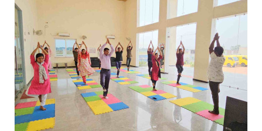 माउंट लिट्रा ज़ी स्कूल में योग कार्यक्रम का आयोजन