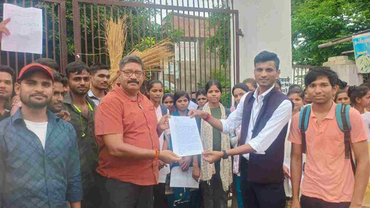 मुंगेर विश्वविद्यालय के रिजल्ट में भारी गड़बड़ी, छात्रों ने किया परीक्षा नियंत्रक का पुतला दहन