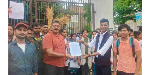 मुंगेर विश्वविद्यालय के रिजल्ट में भारी गड़बड़ी, छात्रों ने किया परीक्षा नियंत्रक का पुतला दहन