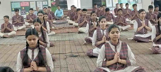 योग दिवस पर डीएवी में विभिन्न कार्यक्रम, योग को दिनचर्या में शामिल करने का संकल्प