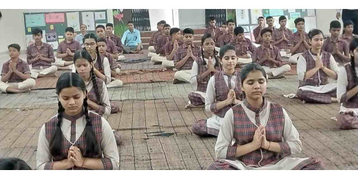 योग दिवस पर डीएवी में विभिन्न कार्यक्रम, योग को दिनचर्या में शामिल करने का संकल्प