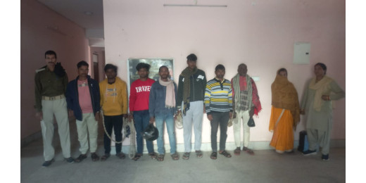 12 लीटर महुआ शराब के साथ महिला समेत दो तस्कर गिरफ्तार, 6 शराबी भी पकड़े गए