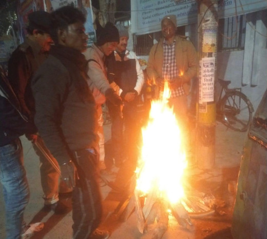 शीतलहर से बचाव हेतु प्रशासन की अलाव की व्यवस्था