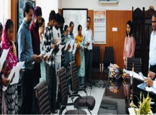फरीदाबाद में 9 पाकिस्तानी और 4 अफगानी नागरिकों को मिली भारतीय नागरिकता, डीसी ने दिलाई संविधान की शपथ