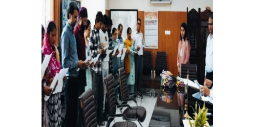 फरीदाबाद में 9 पाकिस्तानी और 4 अफगानी नागरिकों को मिली भारतीय नागरिकता, डीसी ने दिलाई संविधान की शपथ