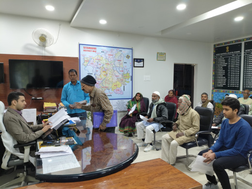 जिलाधिकारी ने जनता दरबार में सुनी लोगों की समस्याएं, 14 मामलों की की सुनवाई