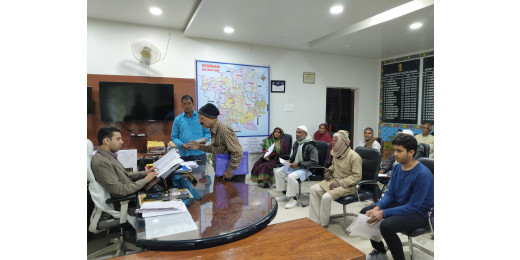 जिलाधिकारी ने जनता दरबार में सुनी लोगों की समस्याएं, 14 मामलों की की सुनवाई
