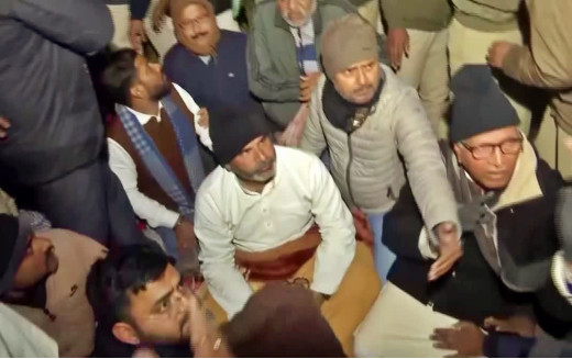 कम्बल में लिपटे सो रहे थे प्रशांत किशोर, पटना पुलिस ने किया गिरफ्तार