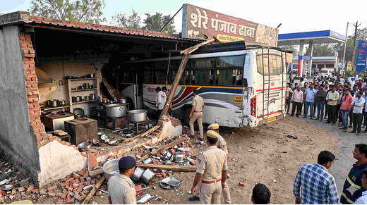 शेरे पंजाब ढाबे में घुसी तेज रफ्तार बस, चालक गंभीर रूप से घायल