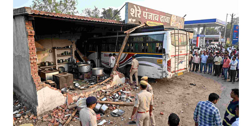 शेरे पंजाब ढाबे में घुसी तेज रफ्तार बस, चालक गंभीर रूप से घायल